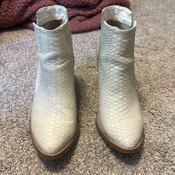 White faux leather booties - Picture 2 of 6